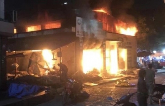 Quảng Ninh: Khu chợ tại Hạ Long cháy lớn trong đêm, nhiều ki-ốt hàng hóa bị thiêu rụi