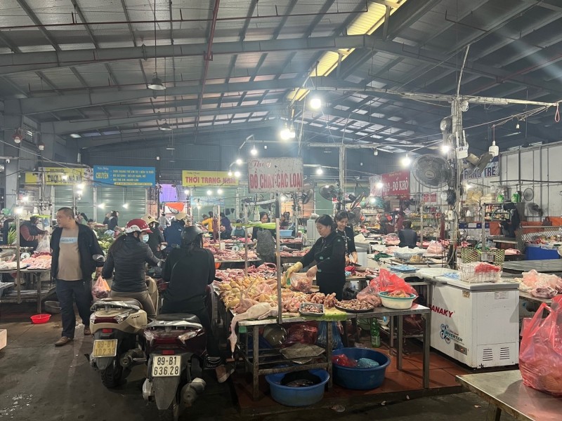 Khách hàng mua thực phẩm, hoa quả tại chợ gạo Hưng Yên. Ảnh: Hoàng Giang