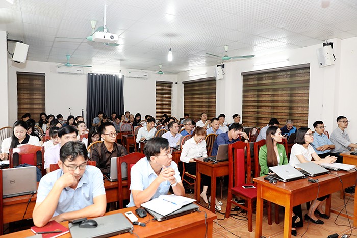 Các đại biểu và học viên dự khai giảng khóa bồi dưỡng