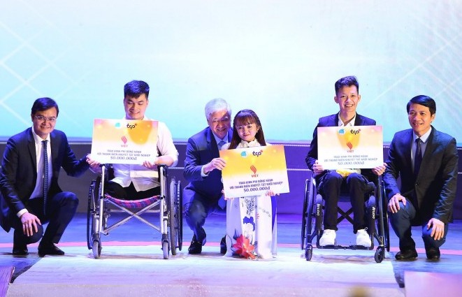 Thanh niên khuyết tật tỏa sáng nghị lực Việt
