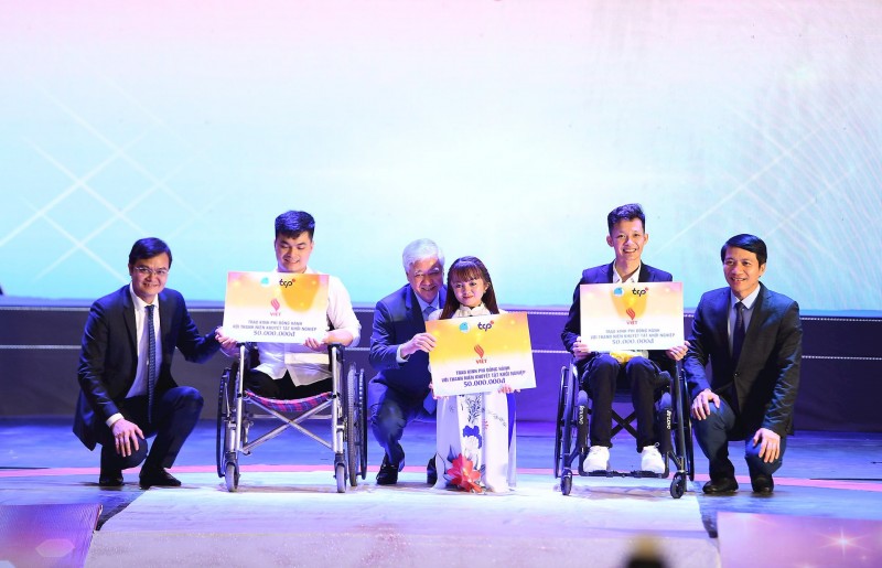 Thanh niên khuyết tật tỏa sáng nghị lực Việt