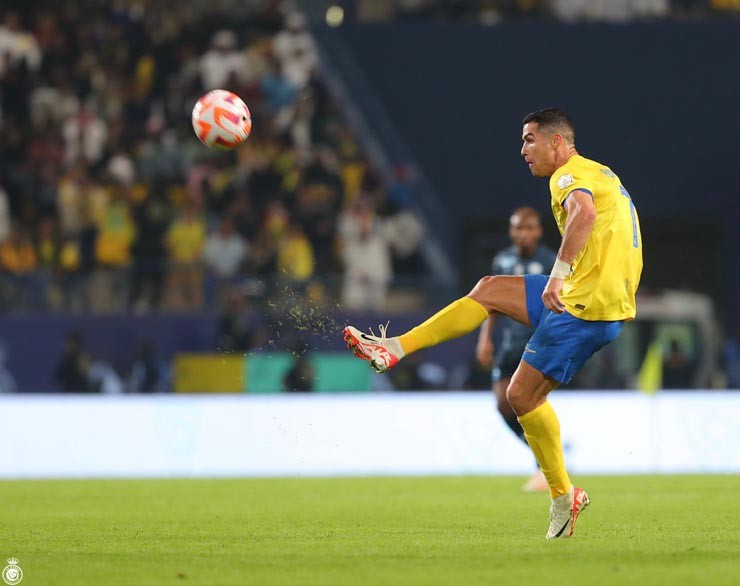 Ronaldo lập 2 kỷ lục trong trận ghi siêu phẩm cho Al-Nassr