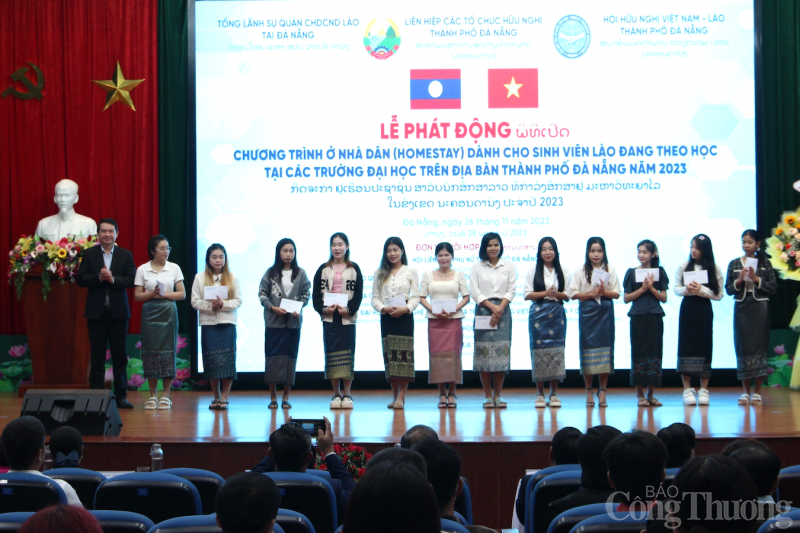 Người dân Đà Nẵng đón 148 sinh viên Lào đến ở và cùng sinh sống