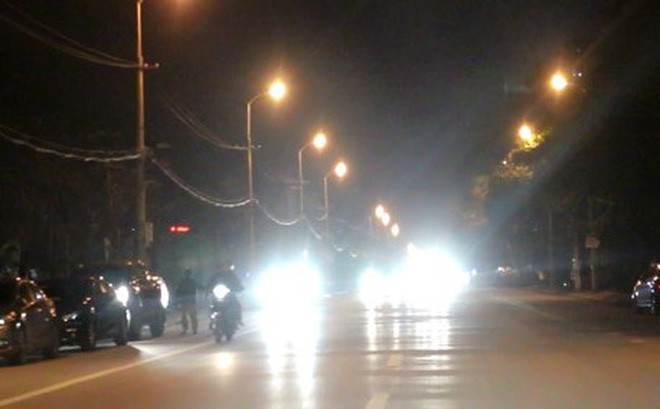 Đối với ôtô: Sử dụng đèn chiếu xa trong đô thị, khu đông dân cư: Phạt tiền từ 800.000 đồng - 01 triệu đồng