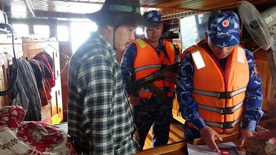 Cảnh sát biển 4 bắt giữ tàu vận chuyển 80.000 lít  dầu DO trái phép