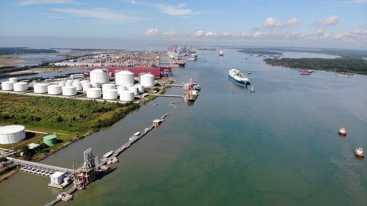 Chuyến tàu nhập khẩu LNG đầu tiên của Việt Nam cập bến kho cảng Thị Vải.