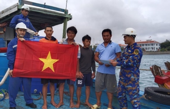 Kỹ thuật đảo Trường Sa giúp ngư dân Khánh Hòa khắc phục sự cố tàu cá