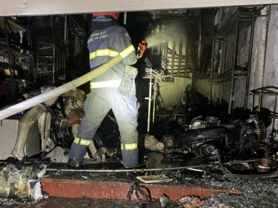 Hà Nội: Cháy nhà 4 tầng ở quận Cầu Giấy, 5 người kịp mở khóa ban công thoát ra an toàn