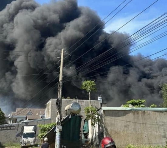 Bình Dương: Cháy ngùn ngụt nhà xưởng công ty mút xốp, cột khói cao hàng trăm mét