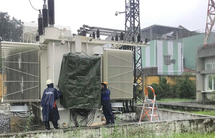 Truyền tải điện Đà Nẵng chằng buộc thiết bị trước cơn bão số 5    			Ảnh: EVNNPT