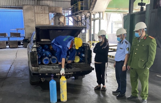 Bắc Ninh: Xử phạt 60 triệu đồng, buộc tiêu hủy hơn 400 kg khí cười