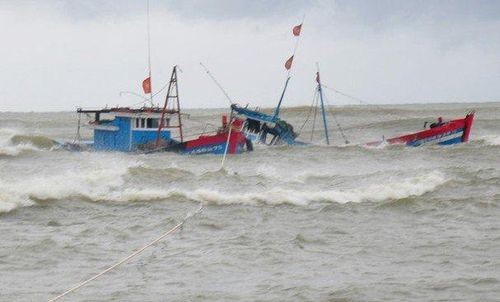 Quảng Bình: Cứu thành công 3 ngư dân bị chìm tàu giữa biển
