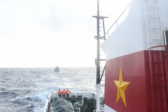 Tàu cá Bình Định hỏng máy thả trôi trên biển đang được lai kéo về bờ