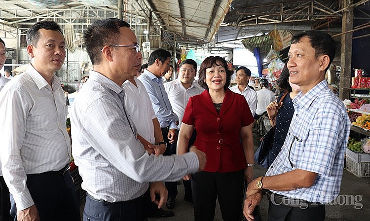 Đoàn khảo sát thực tế tại Chợ xã Trường Thành, huyện Thới Lai, TP Cần Thơ.