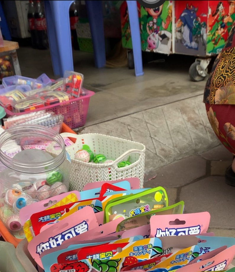 Hà Nội: Hãi hùng kẹo hình con mắt bán tràn lan ở cổng trường