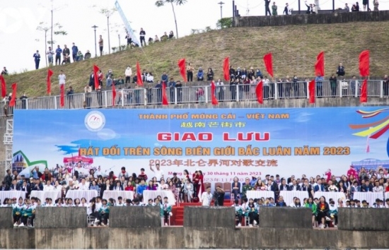 Độc đáo màn giao lưu hát đối Việt Nam - Trung Quốc trên sông biên giới Bắc Luân