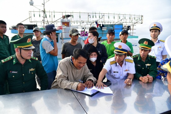 Vùng 4 Hải quân bàn giao 14 ngư dân tàu cá Bình Định trôi dạt trên biển