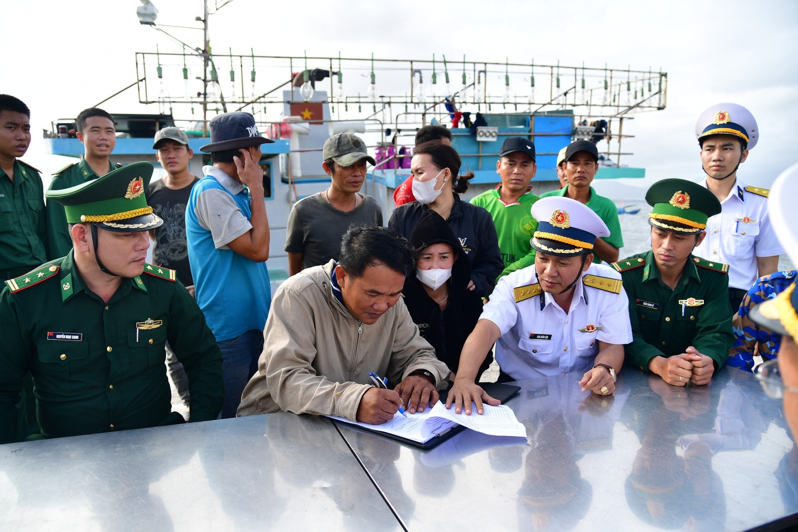 Vùng 4 Hải quân bàn giao 14 ngư dân tàu cá Bình Định trôi dạt trên biển