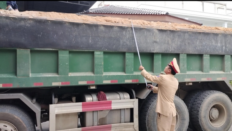 Thanh Hoá: Quyết liệt xử lý xe ô tô vi phạm tải trọng, kích thước thùng
