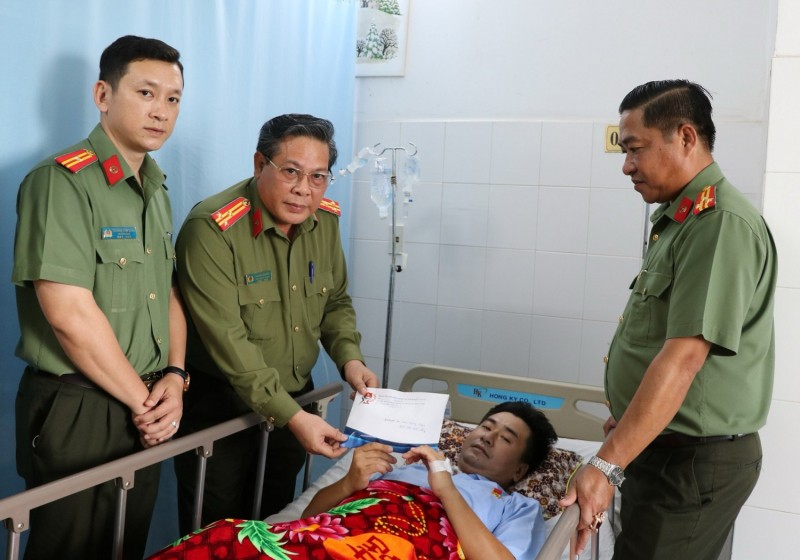 Công an tỉnh Kiên Giang đến thăm và trao phần quà với số tiền gần 200 triệu đồng cho đại úy Ngôi điều trị vết thương, sớm về với gia đình
