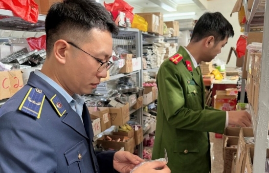 Nam Định: Tạm giữ hàng nghìn sản phẩm văn phòng phẩm không rõ nguồn gốc