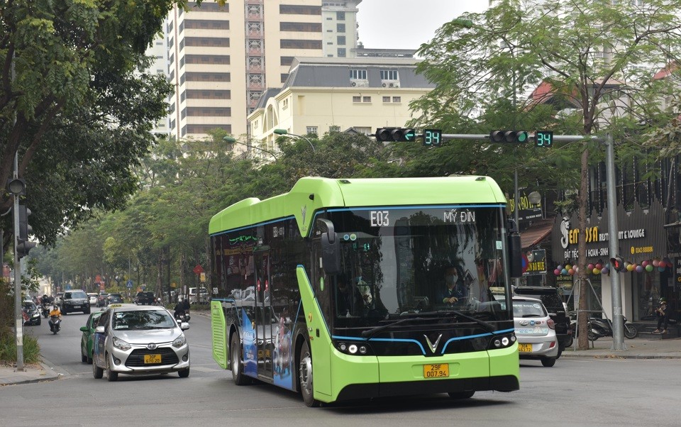 Câu chuyện xe buýt điện và lộ trình “xanh hóa”