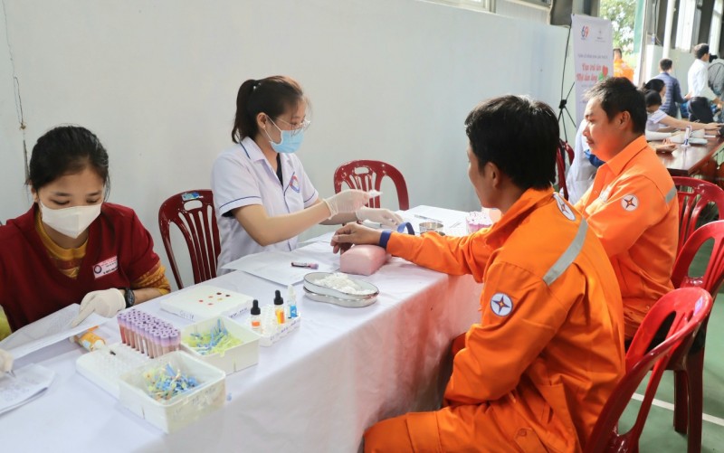 Ngành điện tỉnh Quảng Bình: Hơn 200 cán bộ, nhân viên tham gia hiến máu “Tuần lễ hồng EVN”