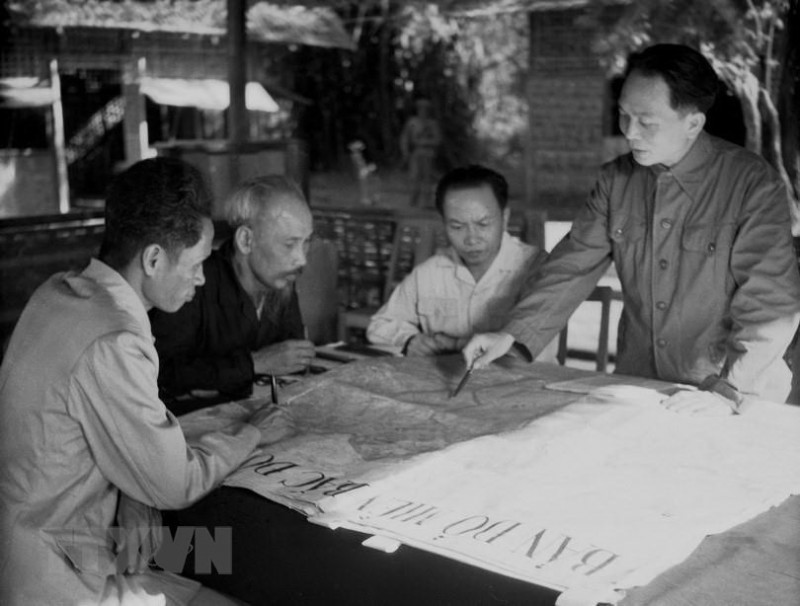 Chủ tịch Hồ Chí Minh, Đại tướng Võ Nguyên Giáp và các đồng chí lãnh đạo Đảng, Nhà nước bàn kế hoạch mở chiến dịch Điện Biên Phủ - Ảnh: TTXVN