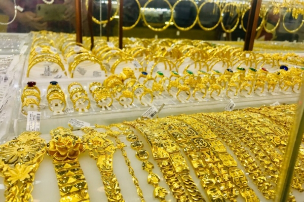 ข่าวเศรษฐกิจ – ตลาดวันที่ 4 ธันวาคม 2566 ราคาทองคำในตลาดในประเทศยังคงสูง  ราคาน้ำมันเบนซินอาจลดลง