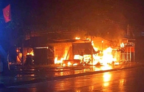 Hà Tĩnh: Cháy lớn trong đêm, ki-ốt kinh doanh vàng mã bị thiêu rụi