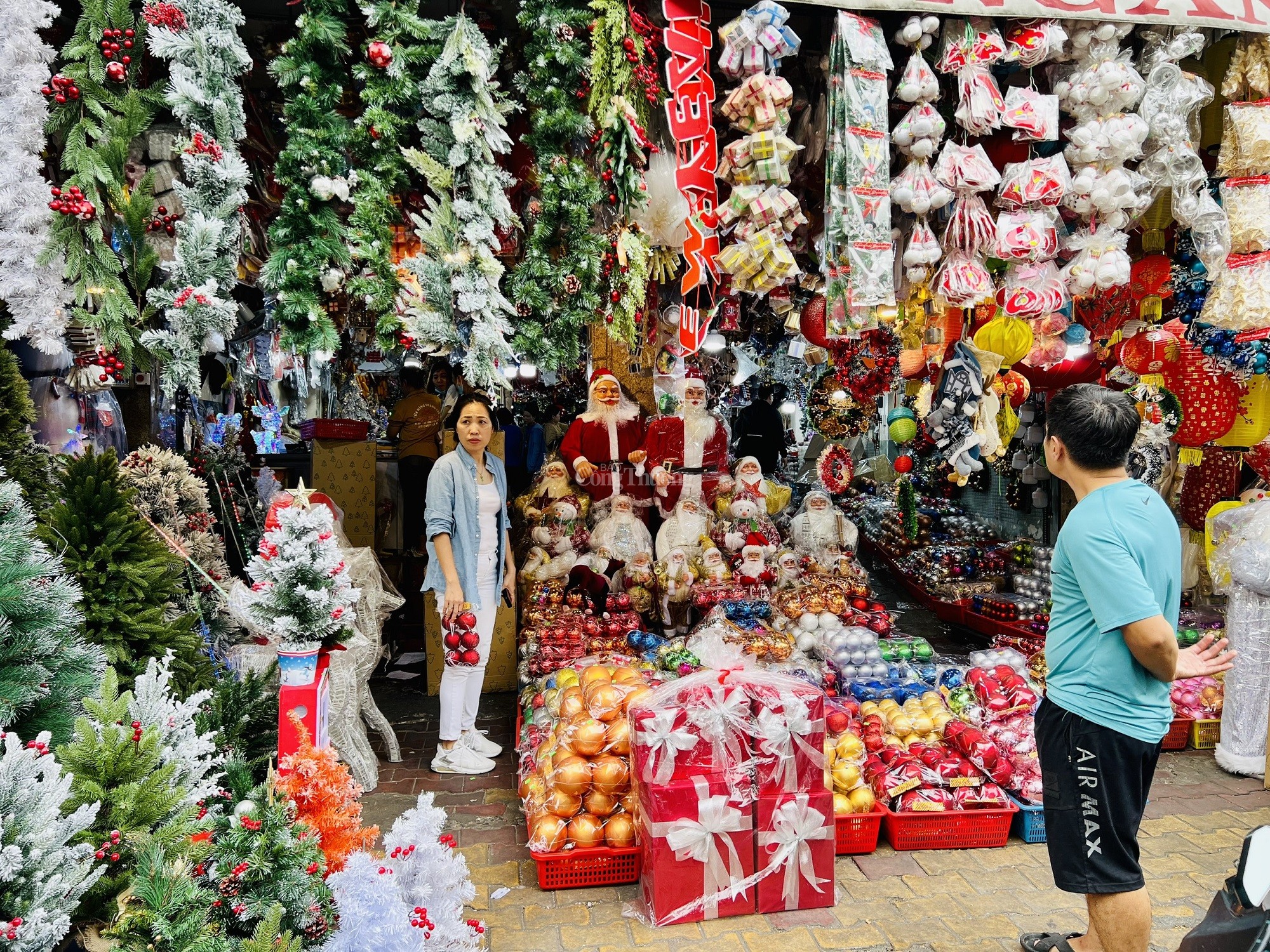 “Thủ phủ” bán đồ trang trí Giáng sinh tại TP. Hồ Chí Minh nhộn nhịp đón khách