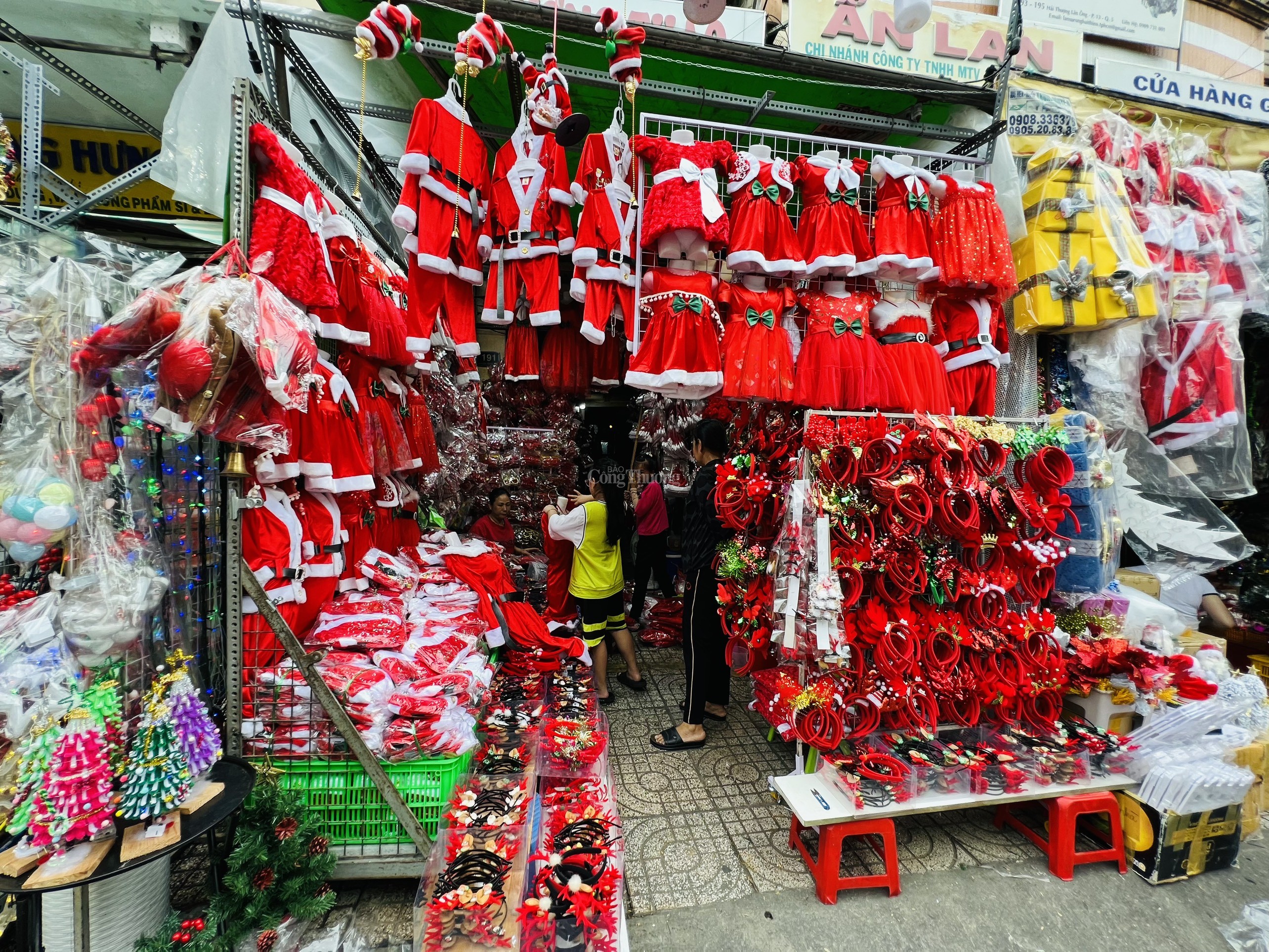 “Thủ phủ” bán đồ trang trí Giáng sinh tại TP. Hồ Chí Minh nhộn nhịp đón khách