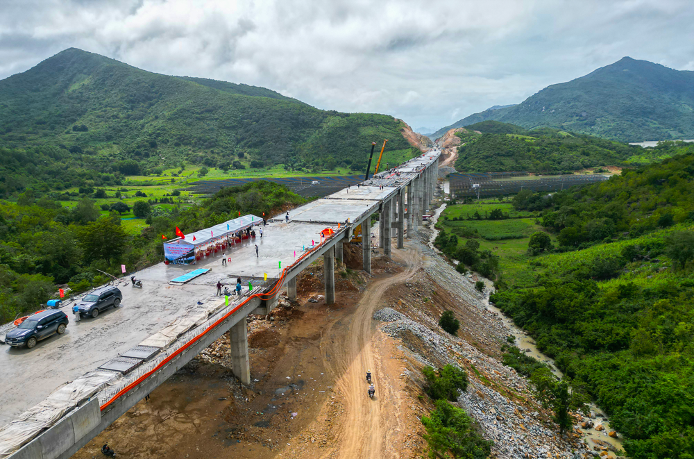 Hợp long cầu cao tốc Cam Lâm - Vĩnh Hảo vượt thung lũng Sông Trâu