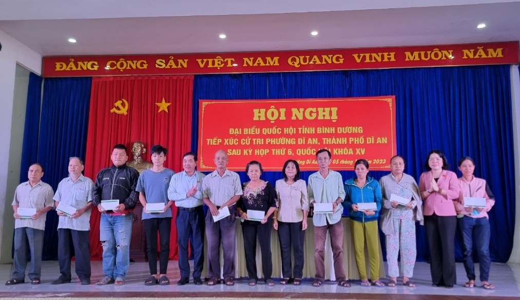 ĐBQH Nguyễn Quang Huân cũng đã đại diện Công ty trao 50 suất quà trị giá 50 triệu đồng tới người dân có hoàn cảnh khó khăn trên địa bàn 3 phường.
