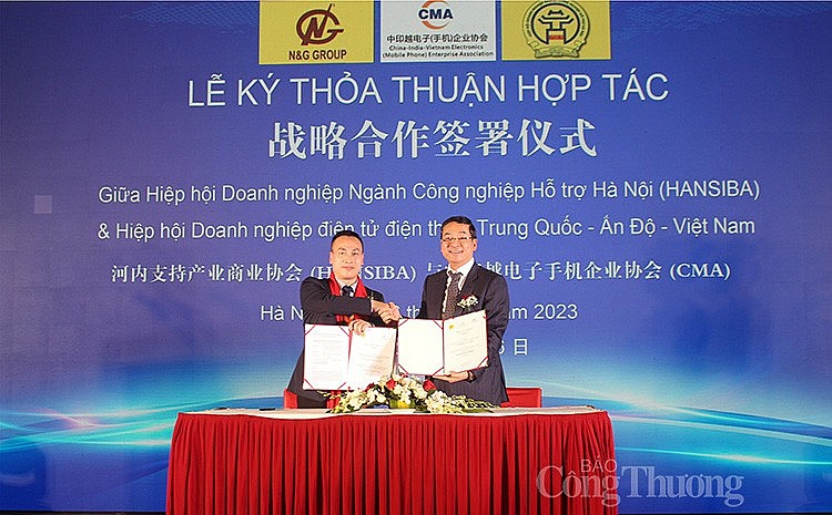 Ông Nguyễn Hoàng, Chủ tịch Hiệp hội HANSIBA/ Chủ tịch điều hành Tập đoàn N&G Group cùng Ông Yang Shu Cheng, Chủ tịch Hiệp hội CMA thực hiện ký và trao thoả thuận hợp tác trong sự kiện 
