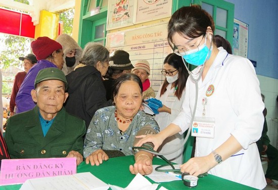 Thừa Thiên Huế: Khám, phát thuốc miễn phí cho bà con dân tộc thiểu số