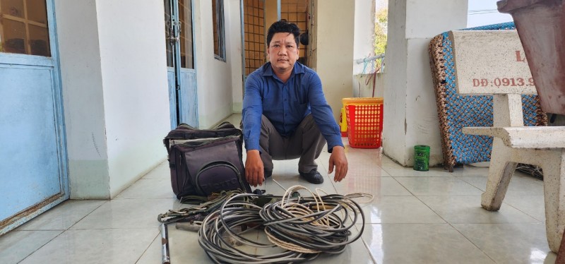 Kiên Giang: Bắt quả tang thợ điện đi... cắt trộm dây điện