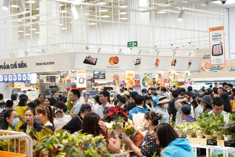 Người dân “chen chân” mua sắm tại siêu thị Emart thứ 3 của tỷ phú Trần Bá Dương