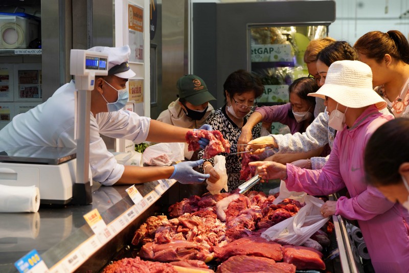 Người dân “chen chân” mua sắm tại siêu thị Emart thứ 3 của tỷ phú Trần Bá Dương
