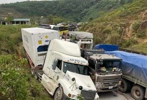 Quảng Bình: 3 xe đầu kéo gây tai nạn nghiêm trọng ở tuyến đường lên cửa khẩu Cha Lo