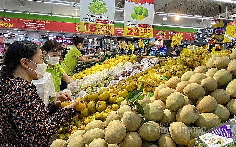 Người tiêu dùng Thủ đô mua sắm hàng hóa dịp cuối năm 2023 tại siêu thị BigC Thăng Long (Hà Nội)