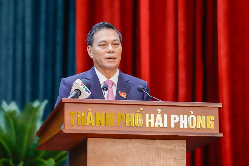 Ông Nguyễn Văn Tùng, Chủ tịch UBND Thành phố Hải Phòng báo cáo tại Kỳ họp
