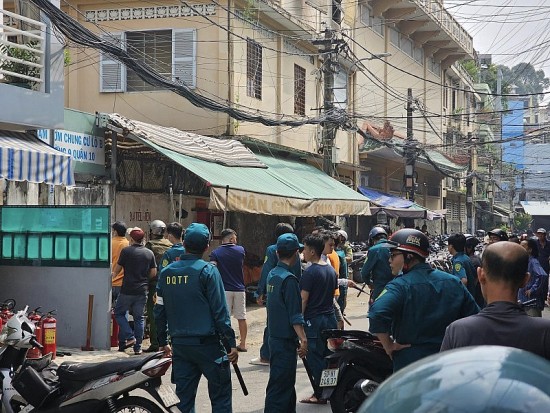 TP. Hồ Chí Minh: Nghi ngáo đá, người đàn ông tự đốt nhà rồi cố thủ tại quận 10