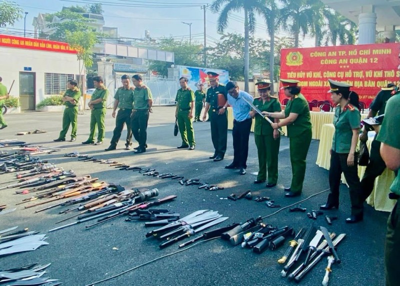 TP. Hồ Chí Minh: Công an quận 12 tiêu hủy số lượng lớn công cụ hỗ trợ, vũ khí thu gom trong dân