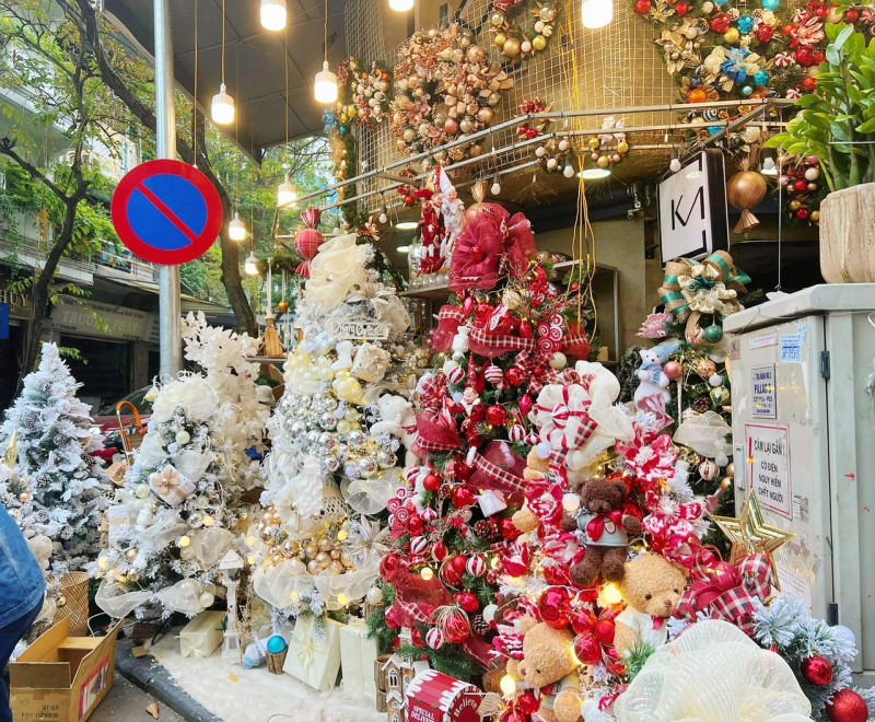 Những đồ trang trí Giáng Sinh khiến con phố Hàng Mã thêm lung linh sắc màu hơn thường ngày