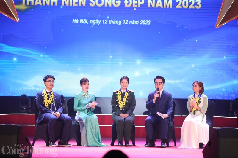 Nữ hoàng điền kinh Nguyễn Thị Oanh được tuyên dương thanh niên sống đẹp