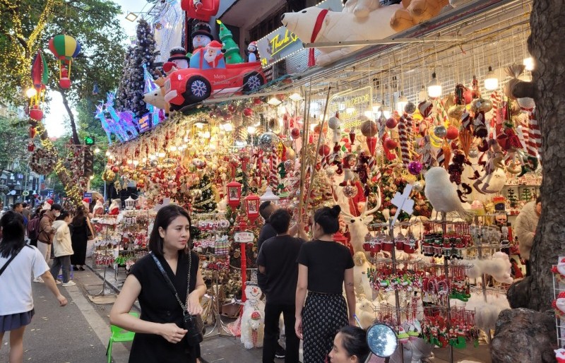 Thị trường Giáng sinh nhộn nhịp, nhiều sản phẩm sáng tạo "hút" khách