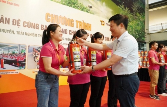 Công an tỉnh Thái Bình phối hợp với Công ty Tân Đệ trao tặng gần 17.000 bình chữa cháy