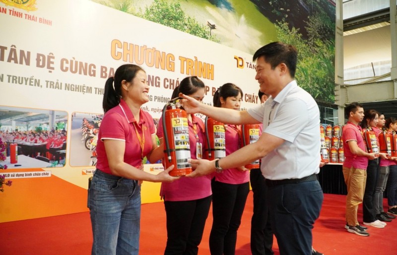Công an tỉnh Thái Bình phối hợp với Công ty Tân Đệ trao tặng gần 17.000 bình chữa cháy