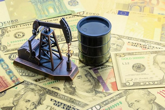 OPEC+ đối mặt với nhiều áp lực dư cung, giá dầu giảm